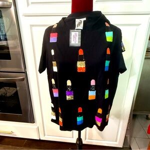 QUEEN OF SPARKLES Black Tee with Multicolor Lipstick Design